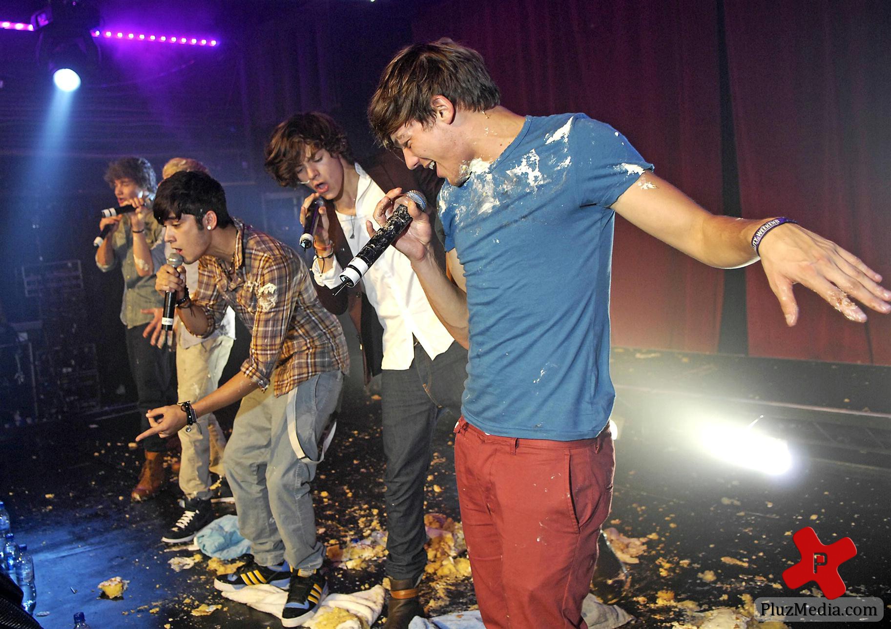 One Direction perform live at G-A-Y nightclub photos | Picture 80790